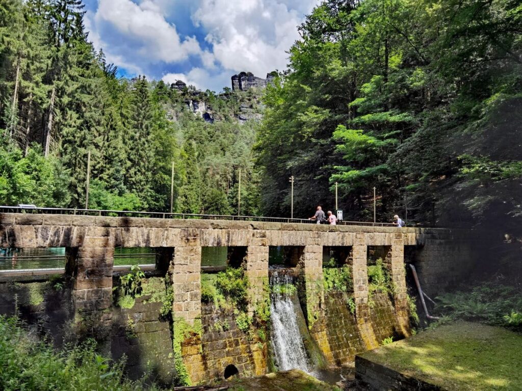 Das ist die begehbare Amselsee Staumauer