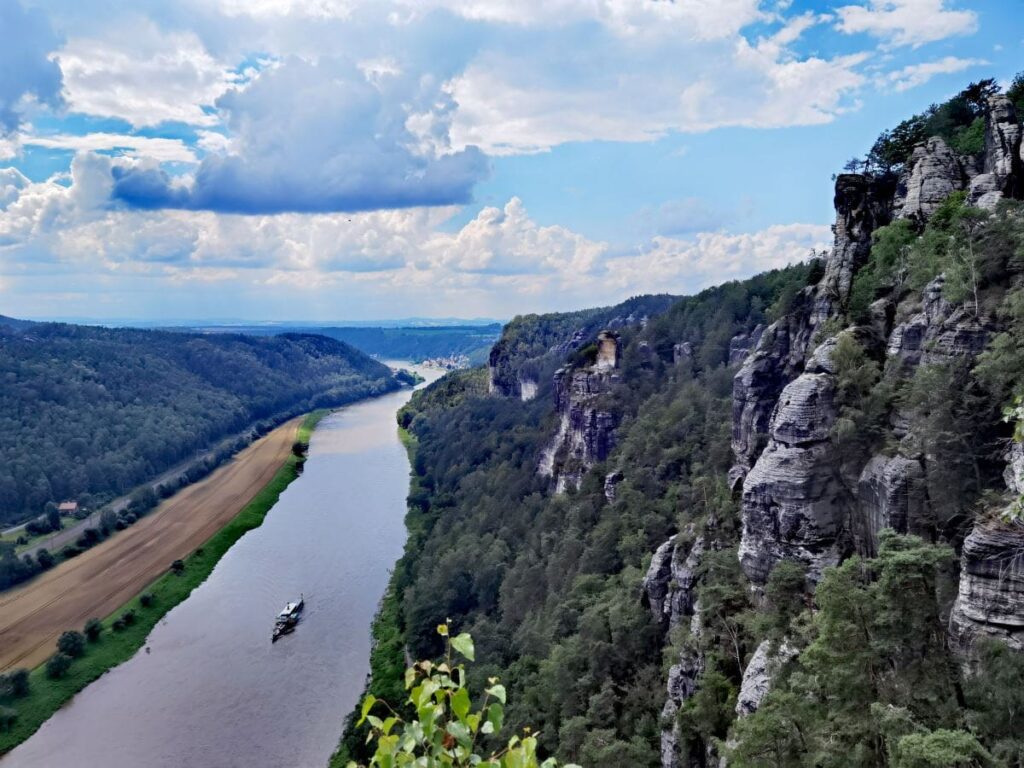 Nahezu senkrecht fallen bei der Basteibrücke die Felsen der Bastei in Richtung Elbe ab