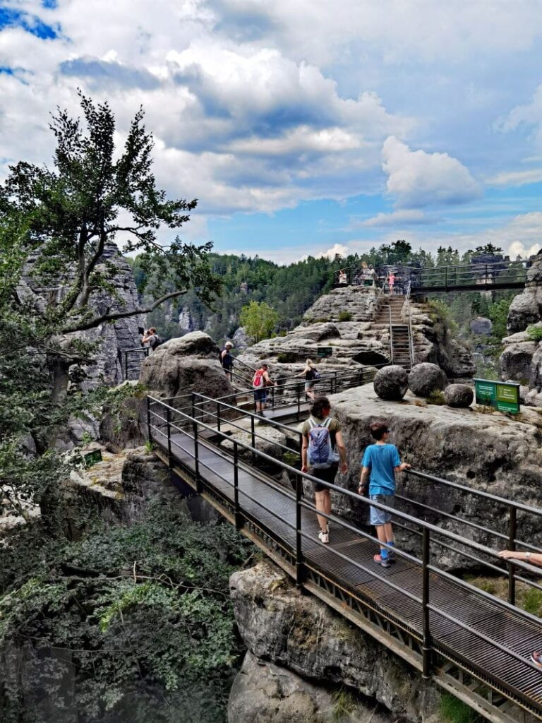 So imposant ist die Felsenburg Neurathen auf der Bastei -  mit genialem Blick zur Basteibrücke