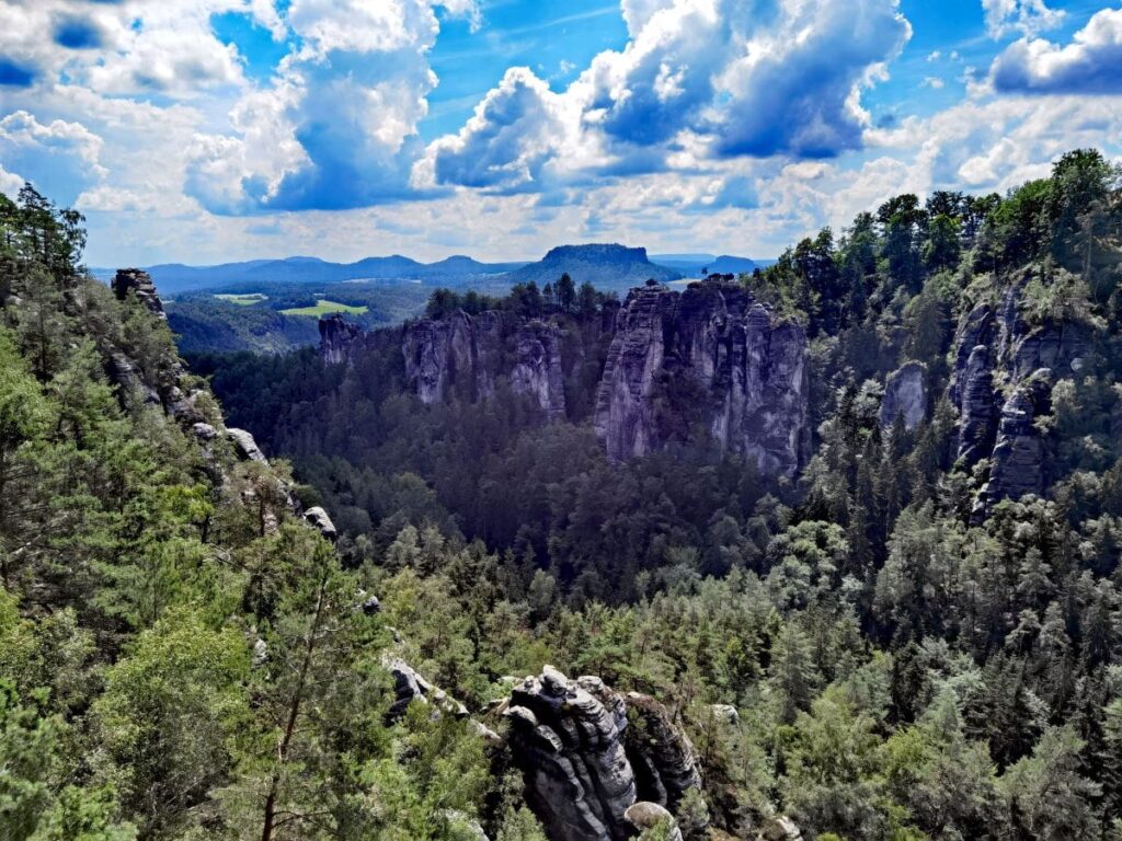 Pavillonaussicht - zu sehen der Wehlgrund (das Tal) und die Bastei Felsen mit dem Ferdinandstein