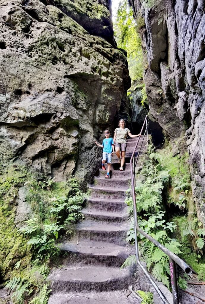 Schwedenlöcher Rathen - viele Stufen führen durch die riesigen Felsen