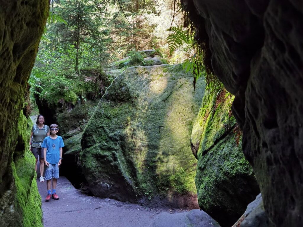 Durch die Felsen der Schwedenlöcher