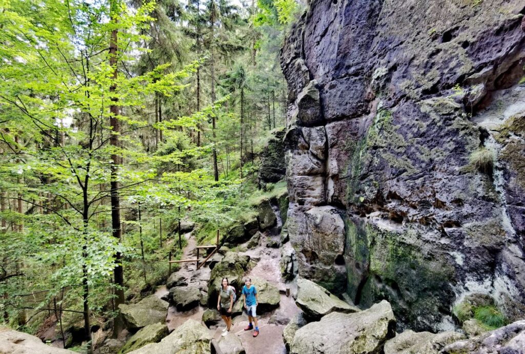 Naturwunder Schwedenlöcher - vergleiche die Größe der Felsen mit den Menschen!