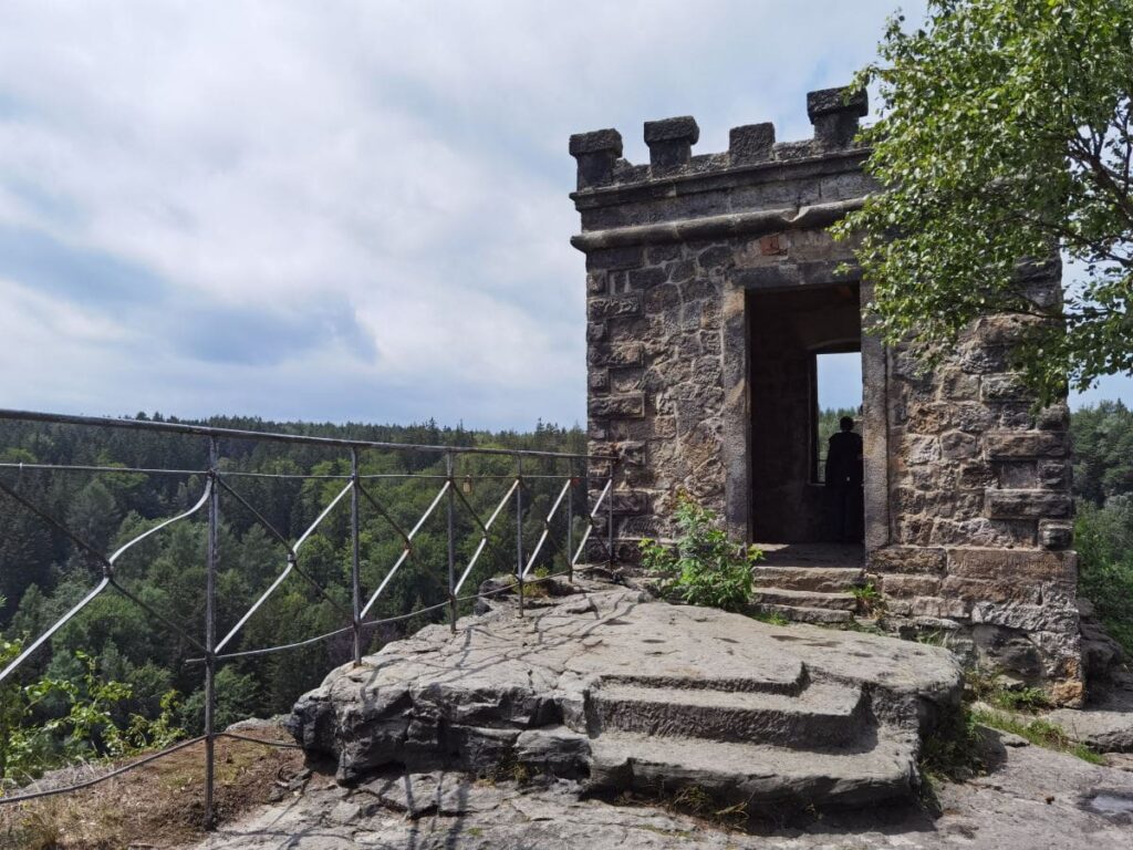 Die Kaiser Wilhelm Feste auf einem der Aussichtsfelsen im Bielatal