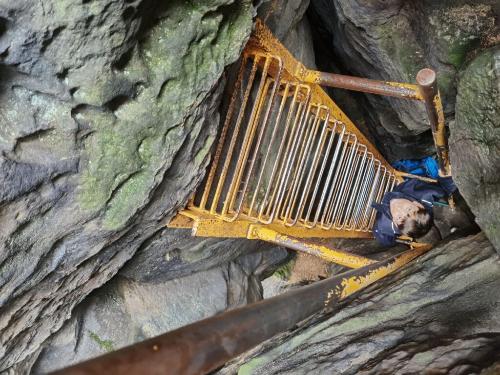 Bielatal Wanderung auf den Sachsenstein: Die Leiter zwischen den schmalen Felsen steht fast senkrecht! Mutprobe und Abenteuer zugleich.