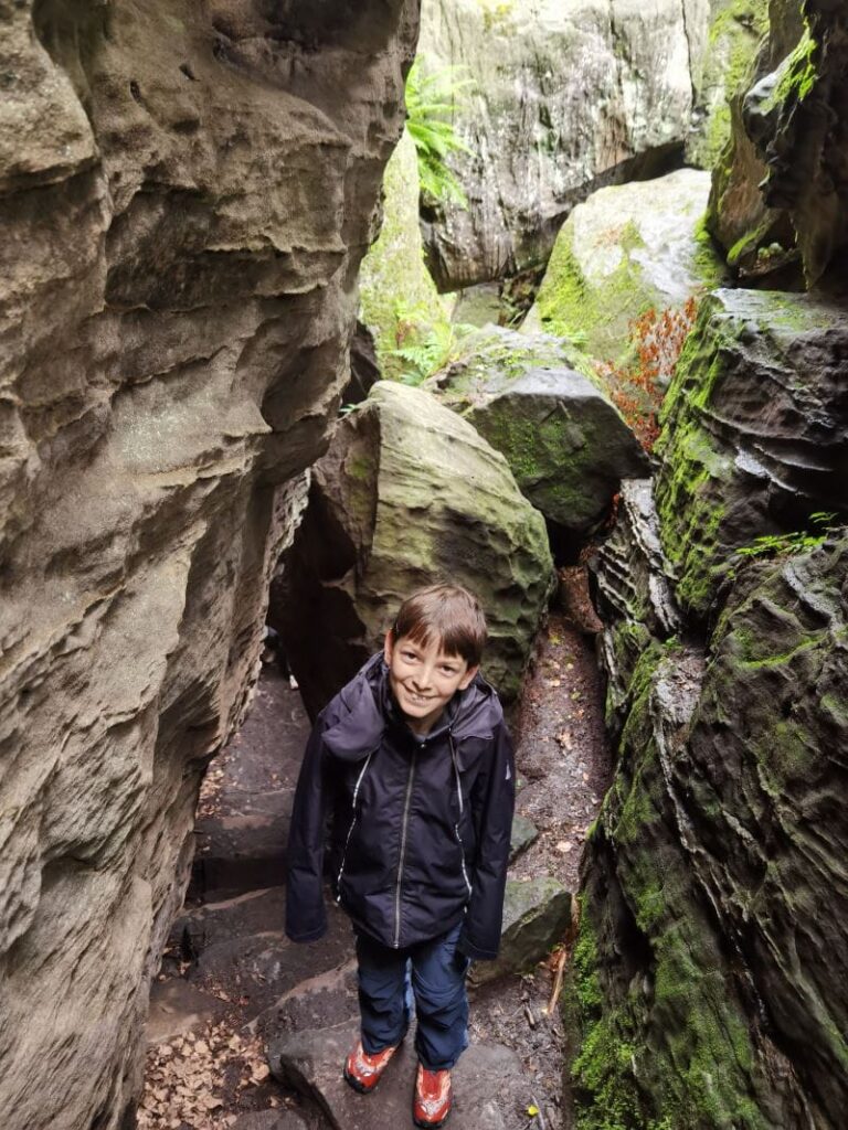 Zwischen den riesigen Felsen im Bielatal wandern - das macht echt Spaß