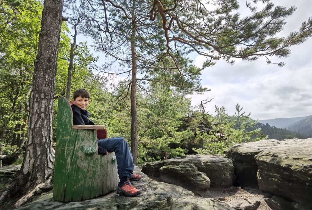 Bielatal wandern - kurze Pause am Großvaterstuhl