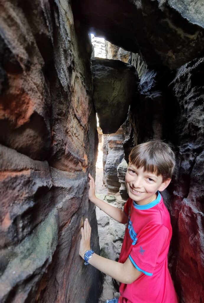 Elbsandsteingebirge mit Kindern - schmale Wege durch die Felsen motivieren Kinder!