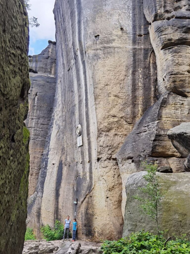 Kleiner Kuhstall am Pfaffenstein - schau mal wie klein die Menschen gegenüber den Felsen sind