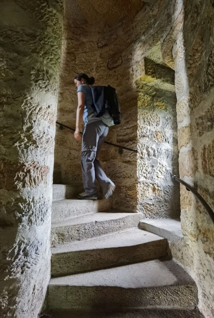 Pfaffenstein Aussichtsturm - über eine schmale Wendeltreppe geht es hinauf, lohnt sich aber nicht!