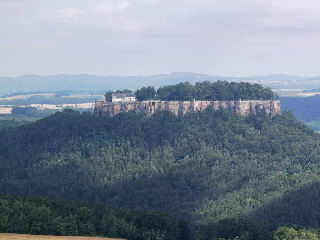 Hier noch einmal die Festung Königsstein vom Gipfel des Pfaffenstein