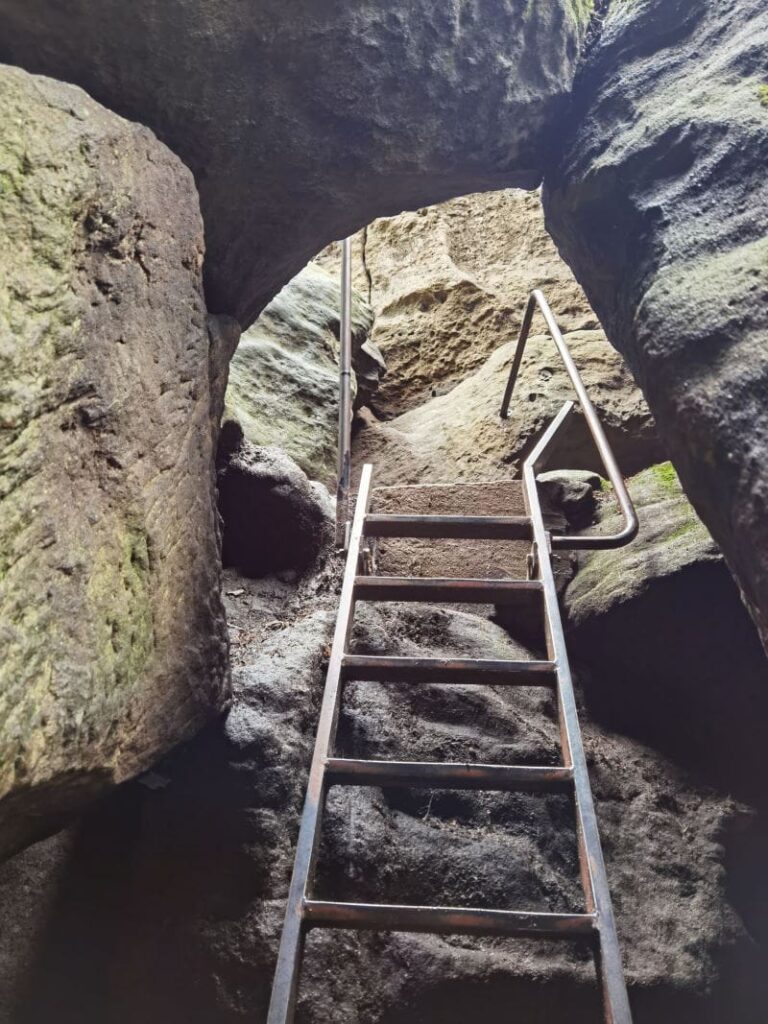 Pfaffenstein Nadelöhr - kurze aber steile Leiter zum 434 Meter hohen Gipfel