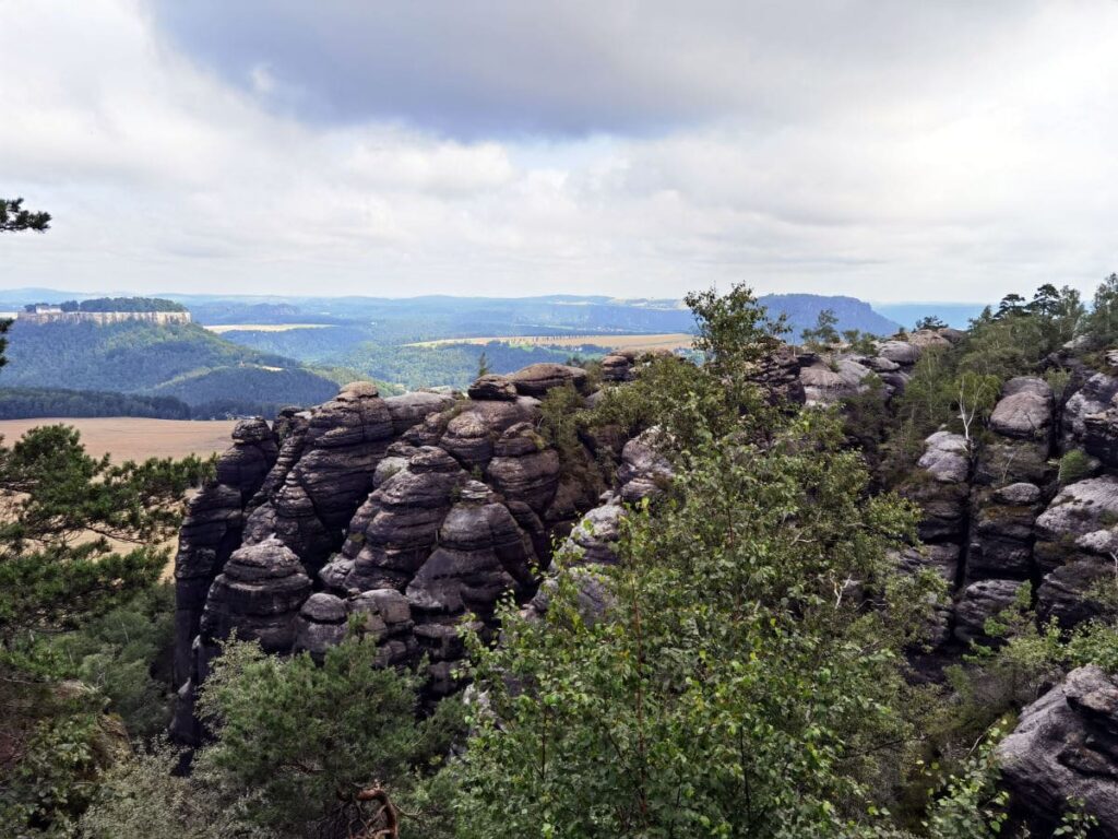 Pfaffenstein Sächsische Schweiz - viel Ausblicke, hinten links die Festung Königstein