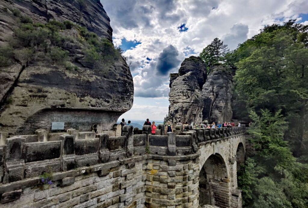 Über die gigantische Brücke auf der Bastei wandern