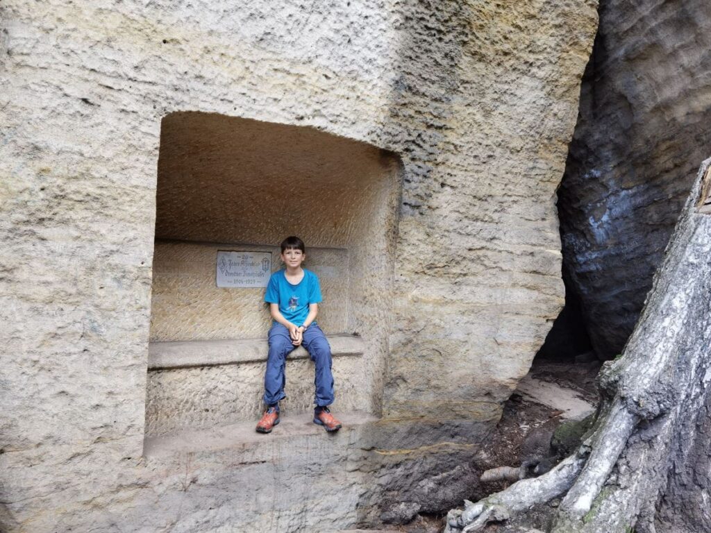 Pause auf der Bank im Felsen auf unserer Pfaffenstein Wanderung