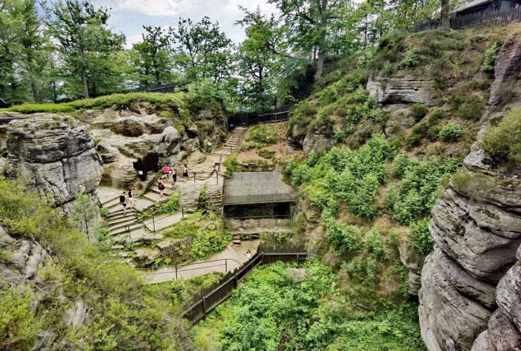 Das ist der Blick auf die ehemalige Felsenburg Neurathen