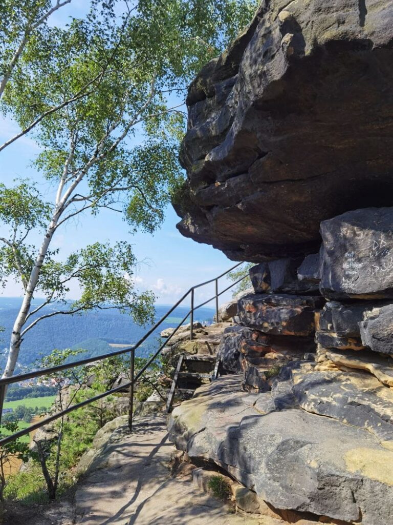 Der Lilienstein Aufstieg führt oben schmal durch die Felsen, mit Geländer, Stufen & Leitern