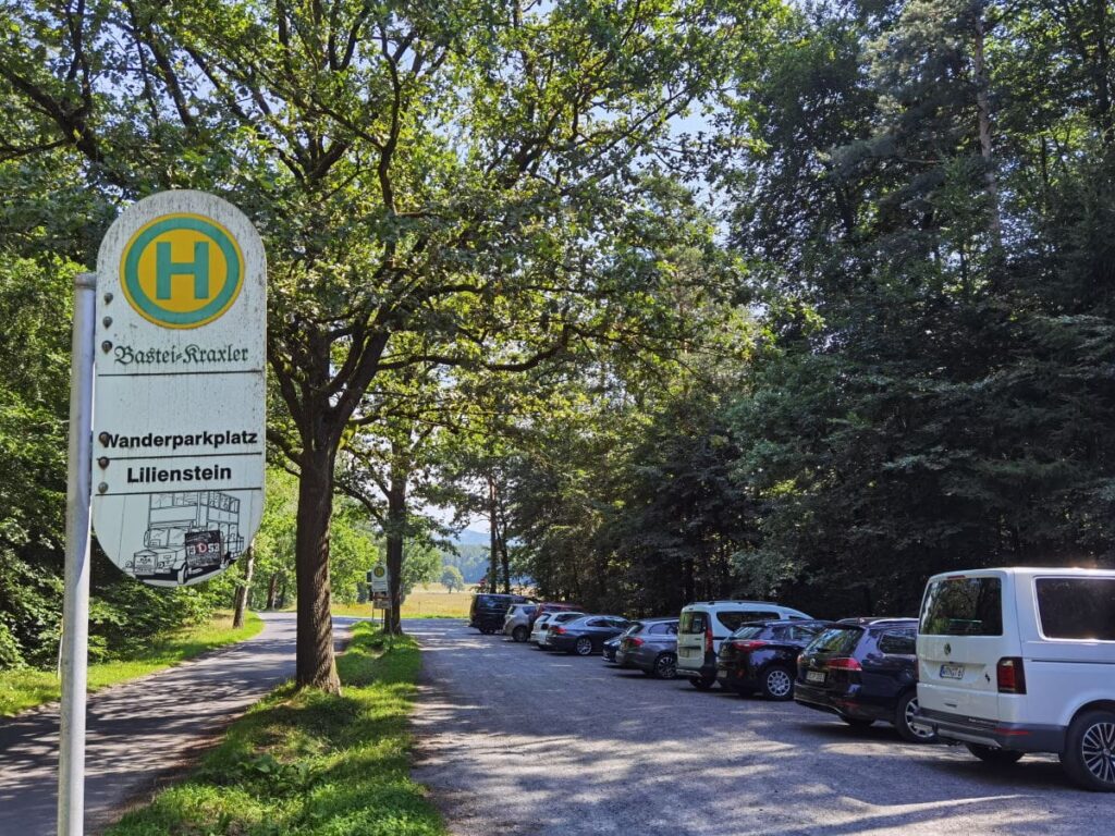 Das ist der Lilienstein Parkplatz direkt am Ausgangspunkt der Wanderung, samt Bushaltestelle