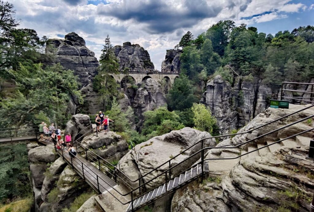 Um hier auf den Felsen stehen zu können, ist auf der Bastei Eintritt zu bezahlen