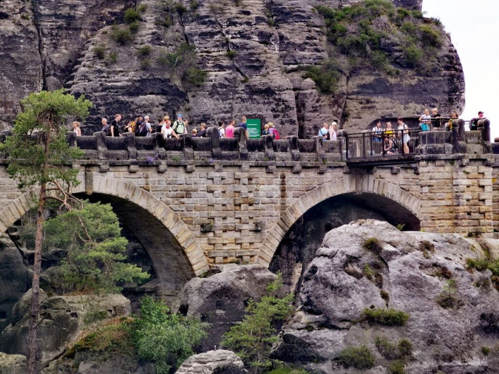 So kannst du über die Basteibrücke wandern