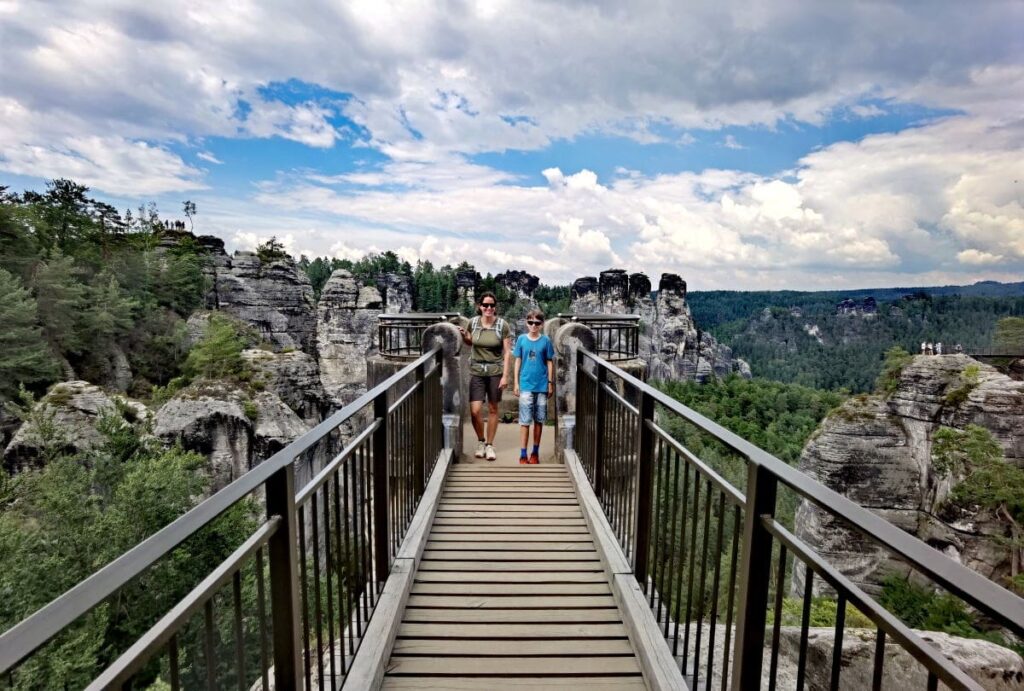 Auf der Basteibrücke wandern und die Aussichtspunkte bewundern