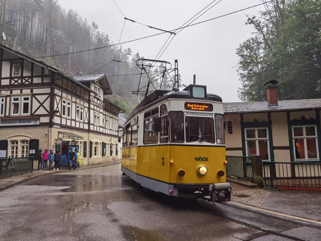 Mit der Kirnitzschtalbahn in der Sächsischen Schweiz zum Kuhstall fahren