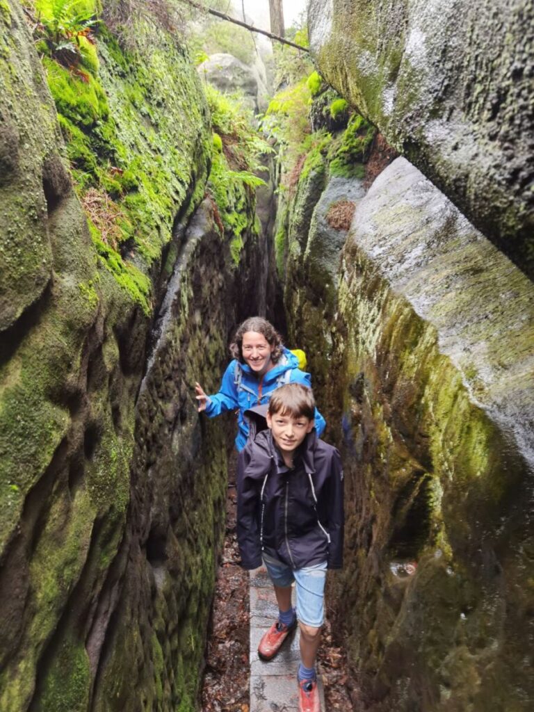 Himmelsleiter Sächsische Schweiz - schmal geht es zwischen den Felsen hinauf