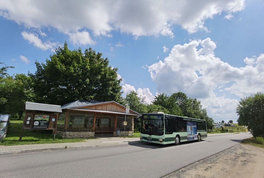 Mit dem Pendelbus Bastei - vom Ausweichparkplatz zum Parkplatz Basteibrücke fahren