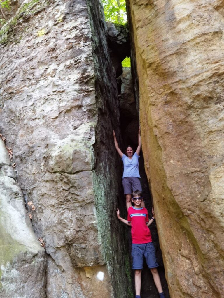 Beim Langenhennersdorfer Wasserfall geht es durch diese Felsspalte hinauf zur Zwergenhöhle