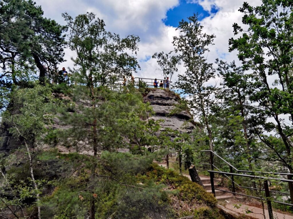 Die letzten Meter zum Ferdinandstein Aussichtspunkt führen über Stufen und eine Leiter