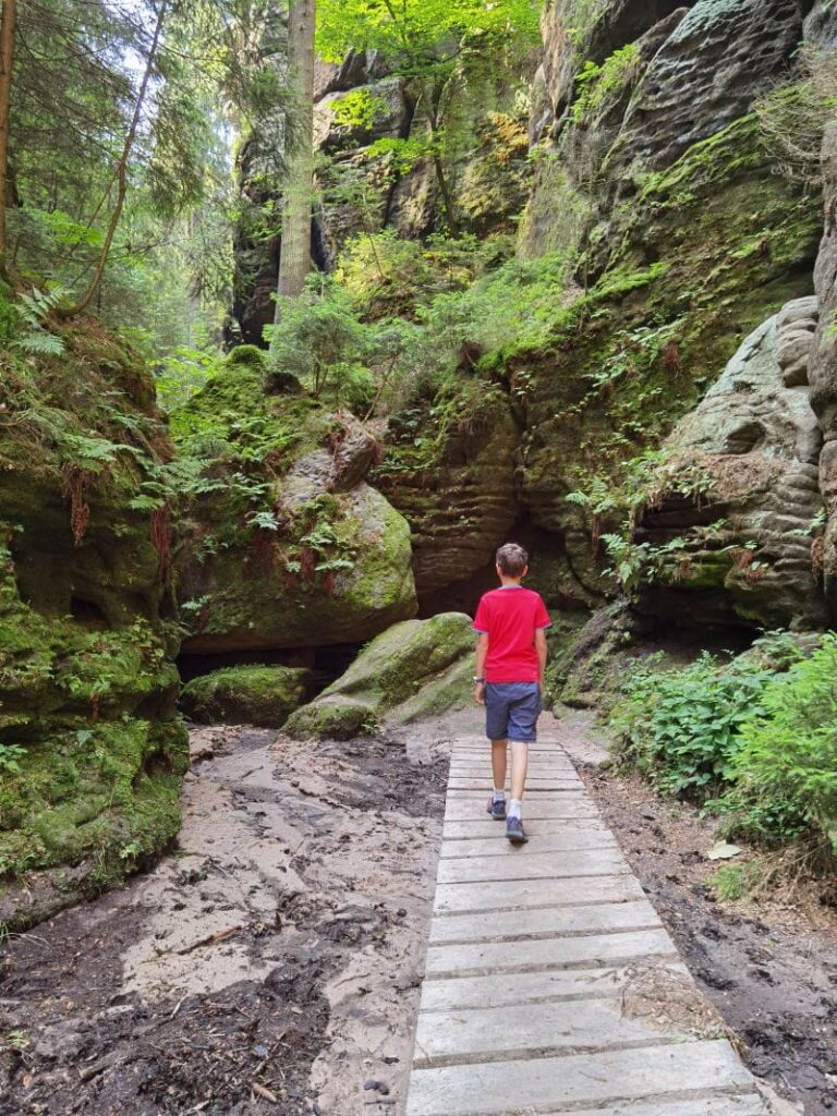 Auf dem Weg in den Uttewalder Grund geht es zuerst durch die Teufelsschlucht