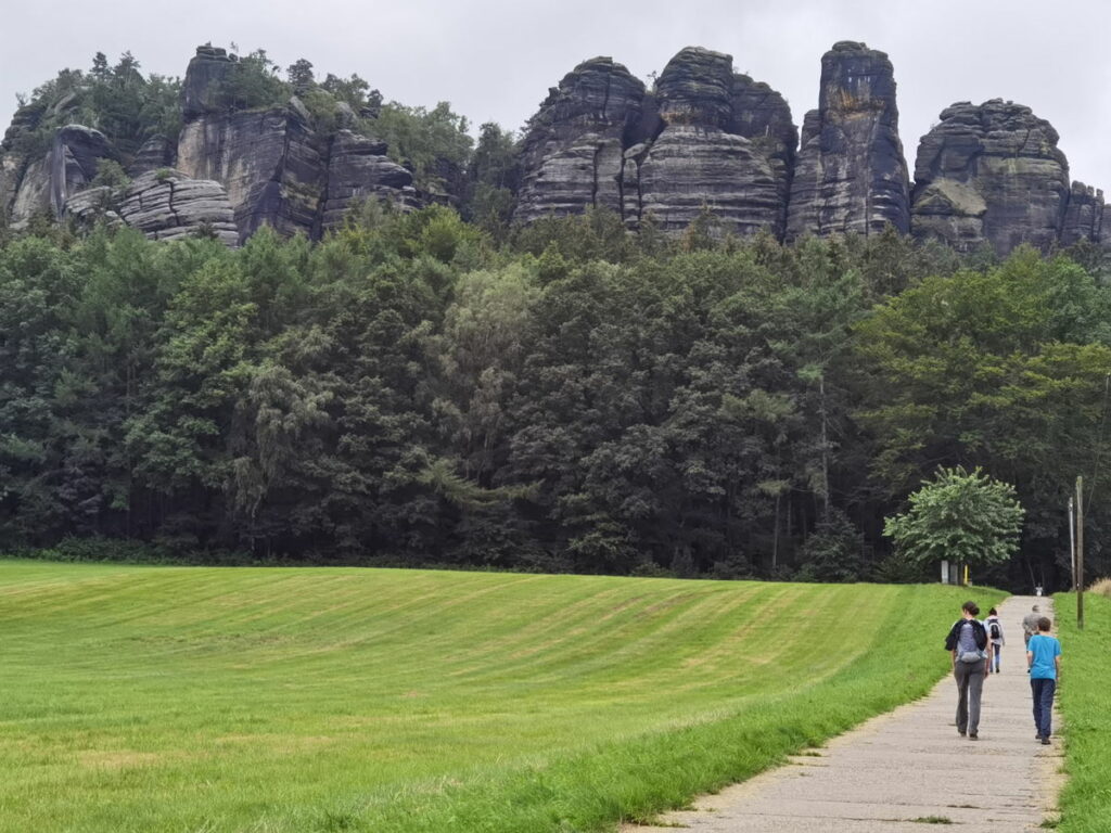 Pfaffenstein Wanderung - vom Parkplatz geht´s in Richtung Tafelberg