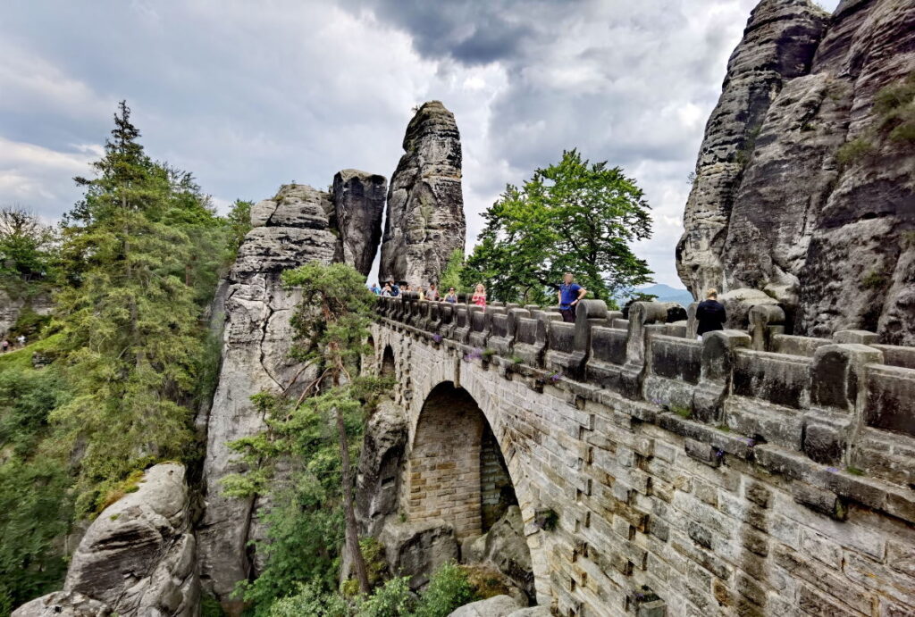 Dank dieser Brücke in der Sächsischen Schweiz kannst du zwischen den Felsen spazieren