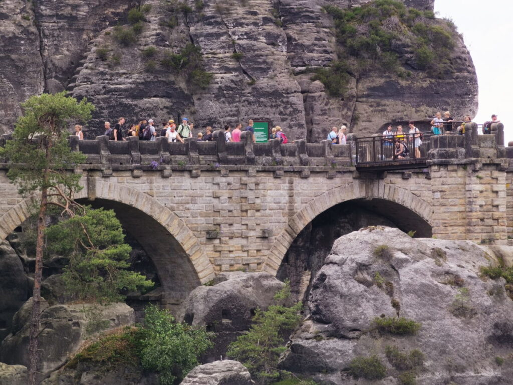 Alleine bist du auf dieser Brücke in der Sächsischen Schweiz nicht, der Besucheransturm ist groß