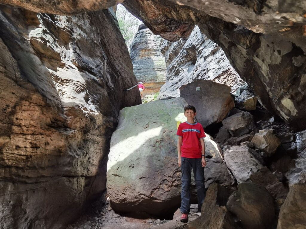 Zwischen den Felsen geht auf der Bielatal Wanderung an den Fuße der Herkulessäulen