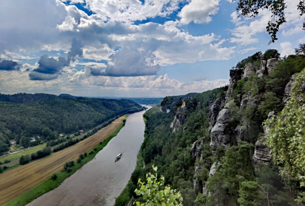 Blick von der Bastei auf die Elbe - hinten im Bild liegt Wehlen rechts der Elbe