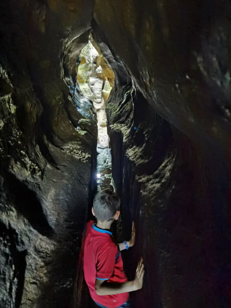 Schmale Spalte im Felsenlabyrinth Langenhennersdorf