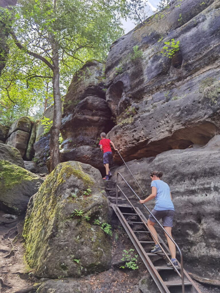 Der Einstieg in das Felsenlabyrinth Langenhennersdorf führt über diese Leiter