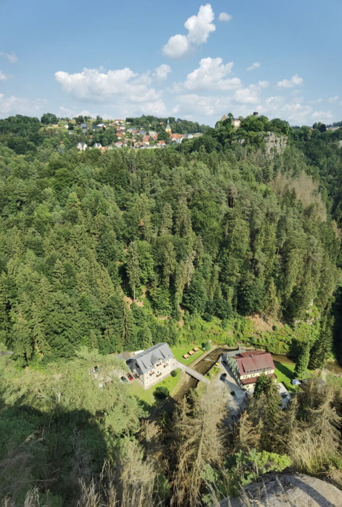 Hockstein Aussichtspunkt - mit Blick ins Polenztal und auf Hohnstein samt Burg