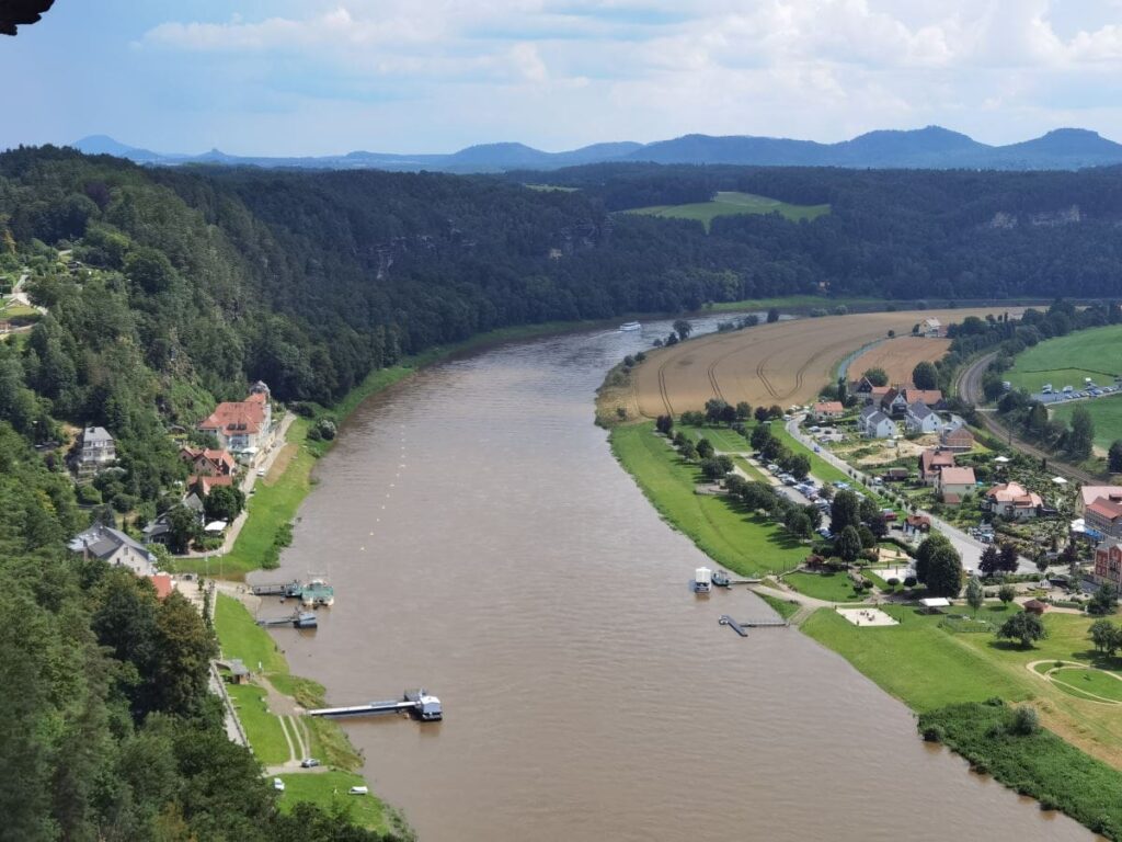 Parkplatz Oberrathen - hier im Bild rechts der Elbe. Von der Bastei aus gesehen.