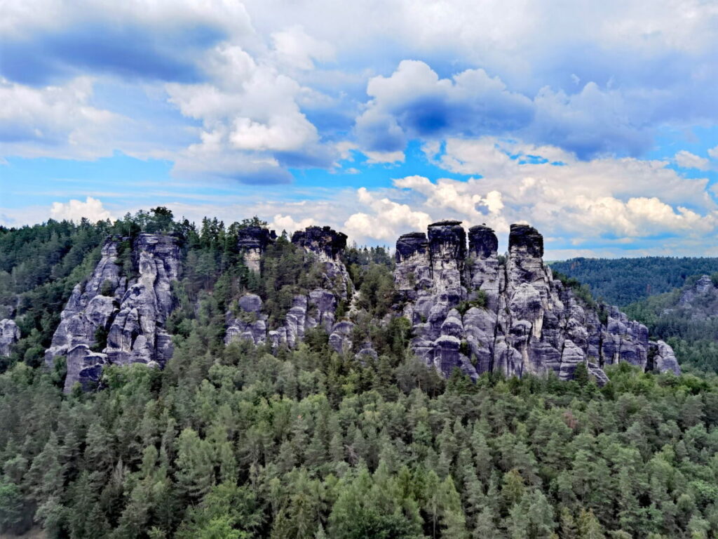 Die Gansfelsen überragen den Amselgrund