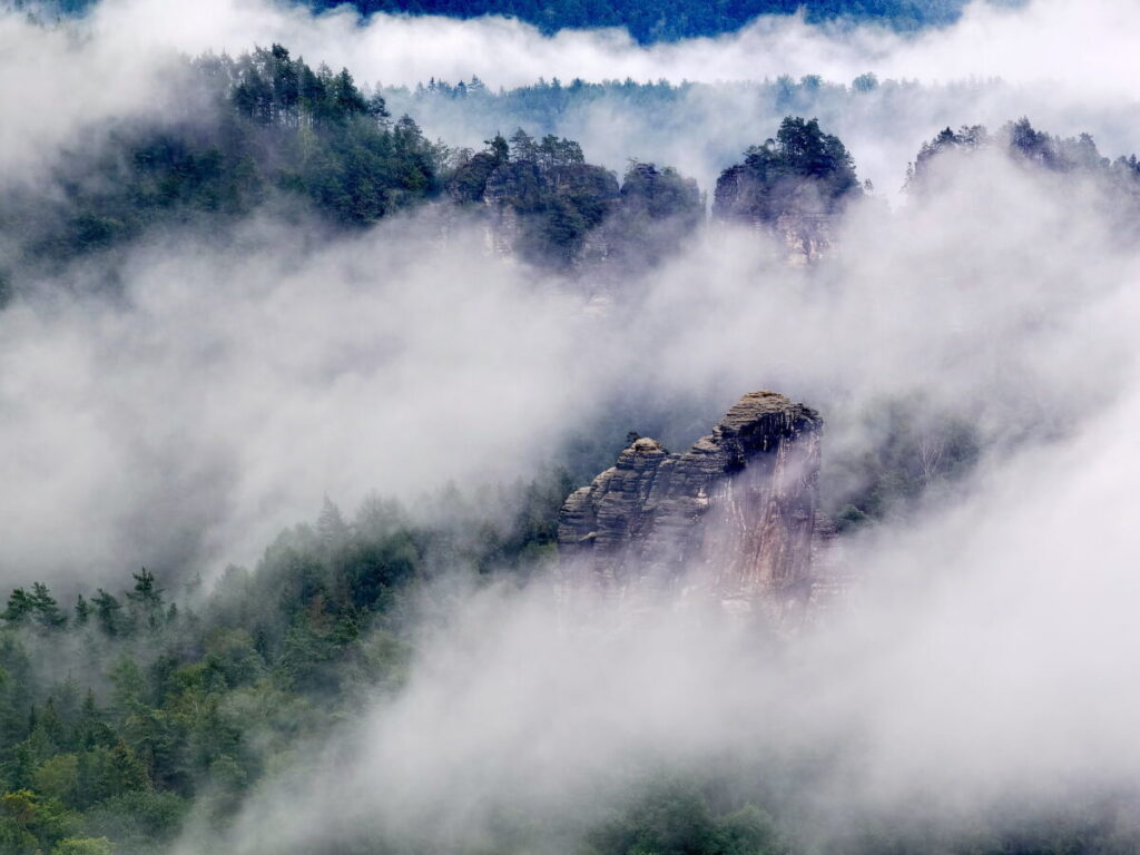 Die Bastei bei Regen - mystisch und schön mit den Wolken