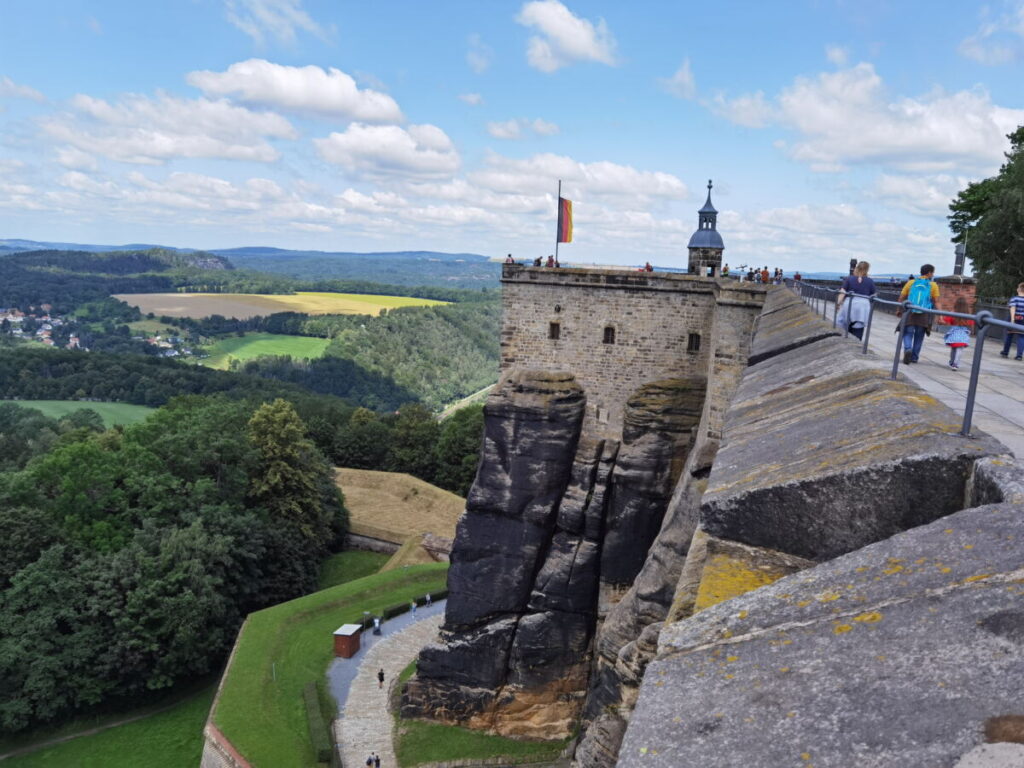 Es gibt einen Rundgang entlang der Mauer auf der Festung Königstein
