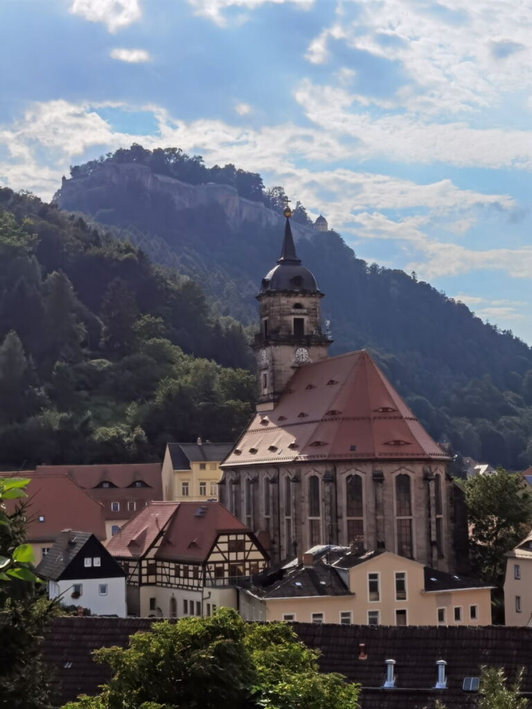 Königstein Sächsische Schweiz - der Ort wird überragt von der Festung