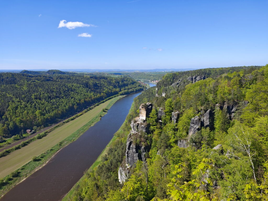 Ausblick von der Basteiaussicht über die Elbe bis nach Wehlen
