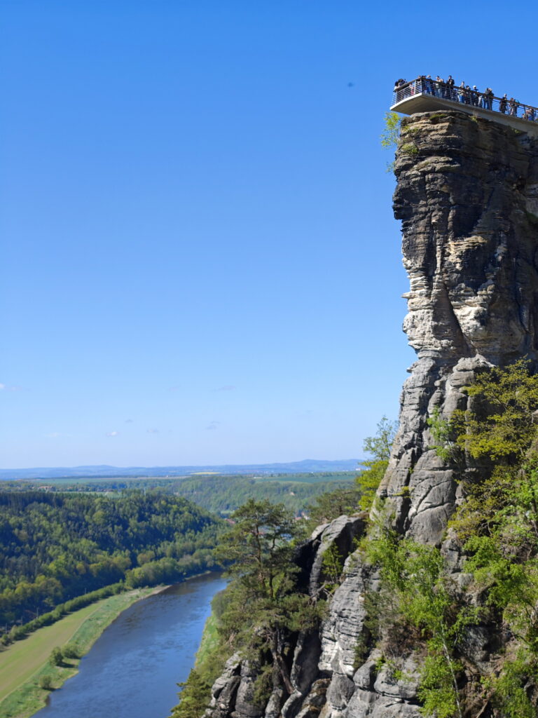 So gigantisch ist der Blick von der Basteibrücke auf die Basteiaussicht