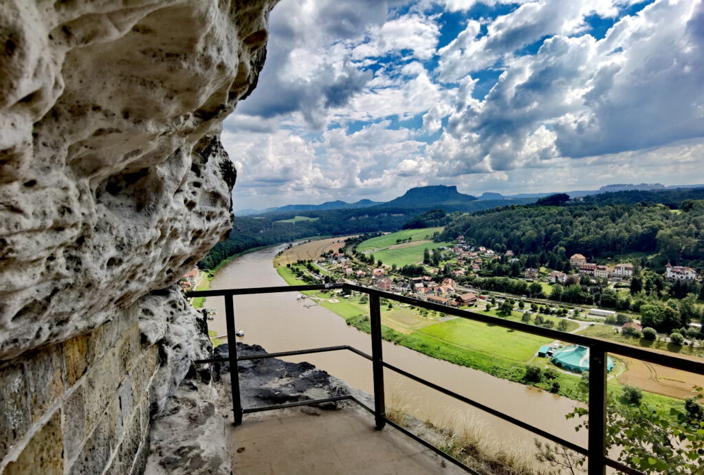 Das ist der Ausblick von der Tiedge Aussicht auf die Elbe